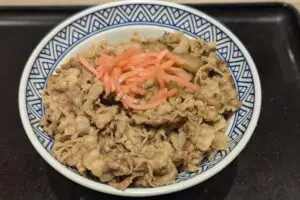 「初デートで行きたい牛丼屋ランキング」2位はなか卯　1位は…