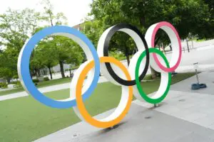 「こういう瞬間が尊い」坂本花織、金メダリストの“裏返ったメダル”を咄嗟に…　表彰式での気遣いが感動呼ぶ