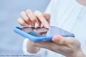 もはや依存かも…　約7割の人が「携帯電話」を利用する際に抱き続ける不安