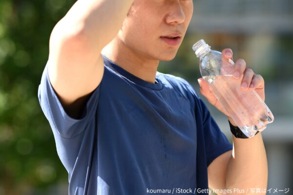 ペットボトル・水を飲む男性・水分補給