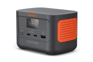 手のひらサイズで最大128W出力。 Jackeryのポータブル電源が4770円引き【Amazonセール】