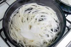 乾麺うどん、茹でる前にアレするだけで激ウマに　リュウジ推奨「絶対にやって」