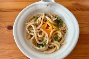 まるみキッチンの「めんつゆマヨうどん」はごま油の香りがたまらない　レンチンだけで作るごちそう