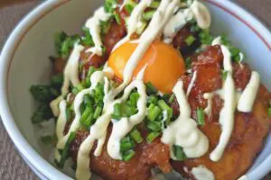 簡単にできてガッツリ旨すぎる「照りマヨ唐揚げ丼」　今日はカロリーなんて考えない