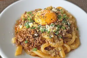 冷凍うどんがまるで生パスタに…　レンチンだけで作れる「本格ボロネーゼ」が美味すぎた