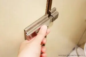 約4割が経験している「公衆トイレ」でのトラブル　必死に手で押さえて凌いだ人も…