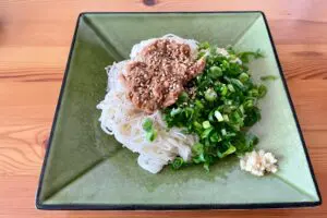 くまの限界食堂「ツナまぜそば」がヤバい美味さ 旨ダレが麺に絡んで箸が止まらない…