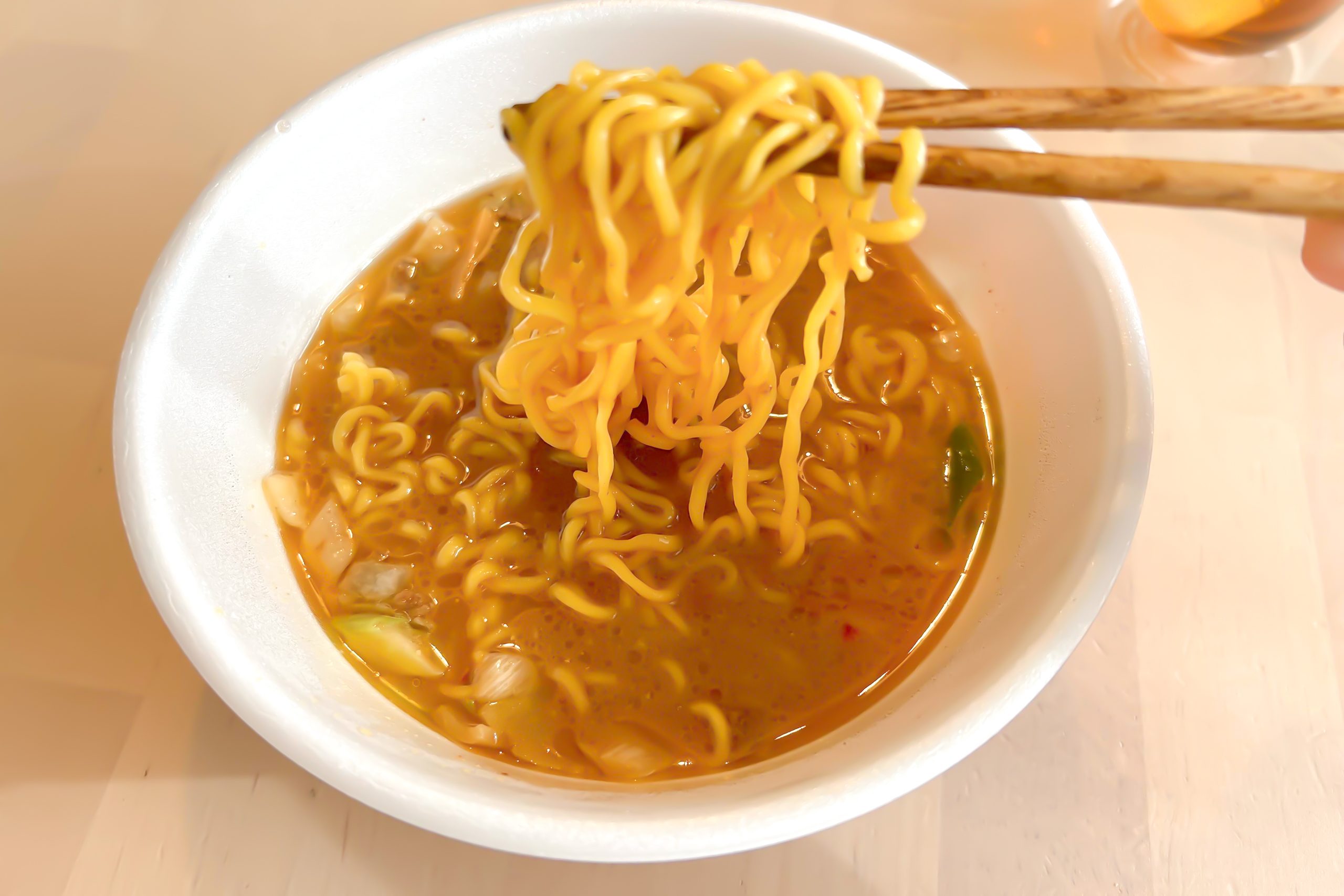 味噌カップ麺に「あのお菓子」を入れるだけ… 試したら「スープ全部