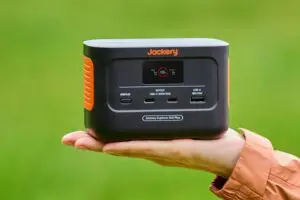 ポタ電1台目はJackeryの手のひらサイズから　【Amazon冬支度セール】の今、1万ちょいで買えます