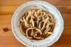 まるみキッチンの「スタミナまぜうどん」はパンチの効いた味でハマる　簡単調理なのに美味しくて最高