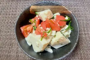 ジョーさん。の「トマトとお豆腐のサラダ」は後を引く美味しさ　すぐ作りたくなる簡単おつまみ