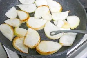 料理人たちが愛用の“あの調理器具” 「もう手放せない」レベルの優れモノだった