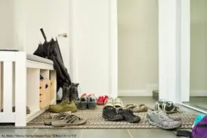 金運も仕事運も恋愛運もすべて吹っ飛ぶ恐ろしい玄関　風水的に最凶玄関とは…