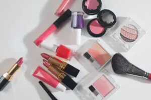 小学生向けの雑誌に“デパコス”紹介で批判　実際に子供を持つママに聞いた本音は…