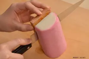 かまぼこを綺麗に外す裏ワザ、予想外すぎる方法に目を疑う…　5割超が「知らなかった」