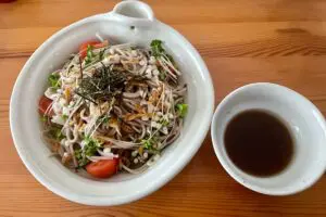 SSKフーズの「桜エビのそばサラダ」は意外な味付けが美味しい　今年の年越しはこれがいいかも　