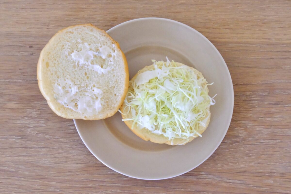 ファミチキバンズで作る「グラタンコロッケバーガー」