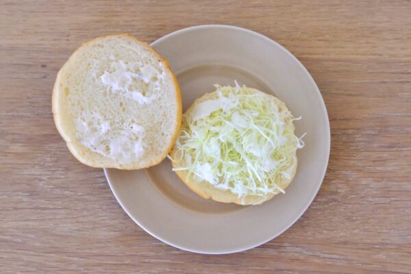 ファミチキバンズで作る「グラタンコロッケバーガー」