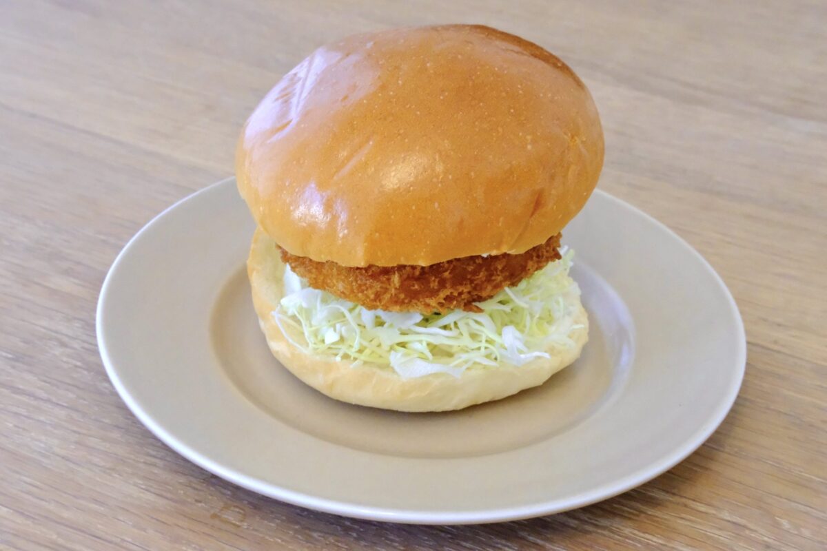 ファミチキバンズで作る「グラタンコロッケバーガー」