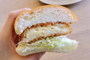 ファミチキバンズで作る「グラタンコロッケバーガー」が濃厚トロうまでたまらない