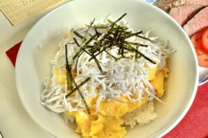 材料はしらすと卵だけ10分で完成！　漁師のリアルガチの“まかない丼”を作ってみた