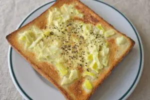 こんな食べ方があったとは… 「食パン+ネギ」で作る“お手軽トースト”が驚きのおいしさ