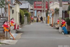 道路に設置された大量の看板、予想外な光景にギョッとした　「こんなことある？」と話題に…