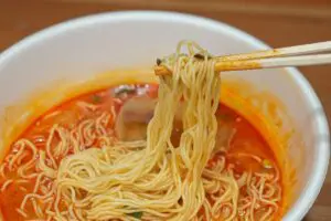 江頭2：50の「豚骨ラーメン」が衝撃の味…　想像を遥かに超える辛さと本気度