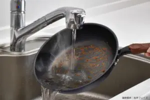 調理後のフライパン、お湯で冷ませば安全と思いきや… 「水よりずっと危険」な理由にゾッとした