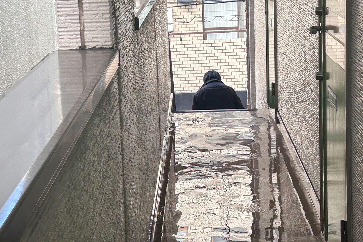 共用部に水をまいたアパート管理人さん