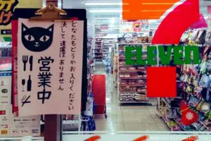 コンビニ店頭に現れた謎の張り紙、ホラーすぎる内容にギョッとした　「生きて帰れるの？」と話題に…