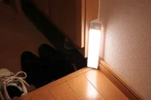 帰宅後、玄関が暗い問題。コンセントなしで使える「カドピタ」を設置すれば、手が塞がっていても安心です