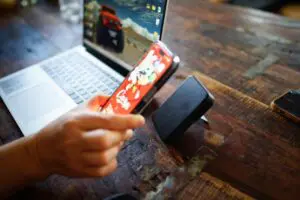 Ankerの「スマホスタンドにもなるマグネット充電器」が家でも外でも超優秀だった