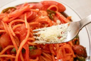 粉チーズはこうかける！　アンジャ渡部の「ナポリタンの食べ方」がウマすぎる