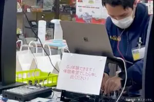 ハードオフで発見されたノリノリすぎる店員、その手元に衝撃走る 「ここで働きたい」と称賛の声