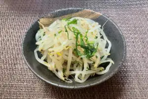 かっちゃんねるの「悪魔の漬けもやし」がコスパ最強! レンチン&漬けるだけで激ウマ