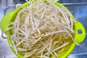 もやしが“たった30秒”のひと手間でシャキシャキに　水が出ない「炒め方」に驚きの声