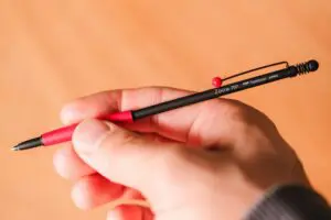 今年のスケジュール帳の相棒は、トンボ鉛筆の「細すぎるボールペン」に決めました