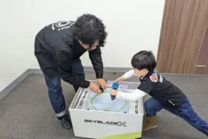【BAYBLADE X】タカラトミー社員はベイブレードが強いのか？　6歳児が対戦してわかった「マスターブレーダーのスゴさ」