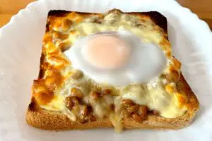 リュウジ氏、納豆の食べ方の真骨頂 「チーズ×卵×バター」のギルティすぎるトースト