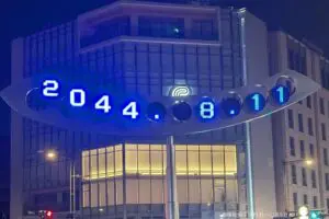 市役所前の大時計、完全に「時空が歪んでる」と話題　まさかの「時差19年」に驚きの声も…