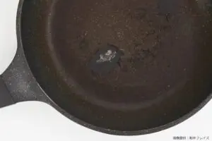 フライパンから剥がれる真っ黒な物体、もしも食べてしまったら… 6割の人が「勘違い」していた