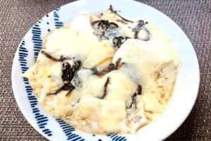 豆腐がまるで“グラタン”のような食べごたえ　レンチンで作る「チーズたまご湯豆腐」が絶品
