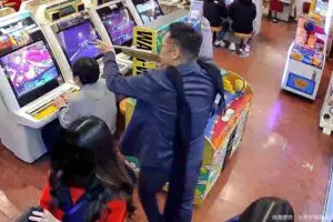 大阪ゲームセンターで発砲騒動、防犯カメラの光景に目を疑う 日本人の「ウケ狙い」目的か