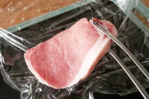 え、冷凍肉の解凍ってレンジいらないの？　イオンやニトリでも買える「神グッズ」が超便利