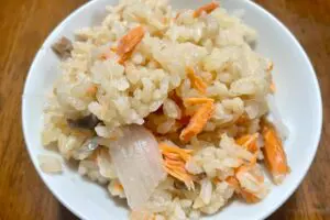 新玉ねぎを丸ごと炊飯器に！　かっちゃんねるの「鮭炊き込みご飯」が絶品