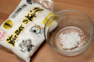 サンド伊達が絶賛する「最強の粗塩」　“平凡なおにぎり”が激ウマになりました