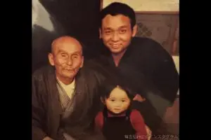 有吉弘行、“激似”父の写真を公開 人気芸人にもそっくりと話題に「千鳥の大悟?」