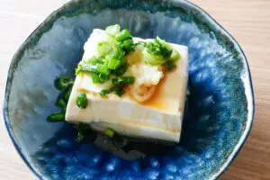 小籔千豊が絶賛した“濃厚でおいしい豆腐”　しかも「賞味期限157日」で最高すぎた