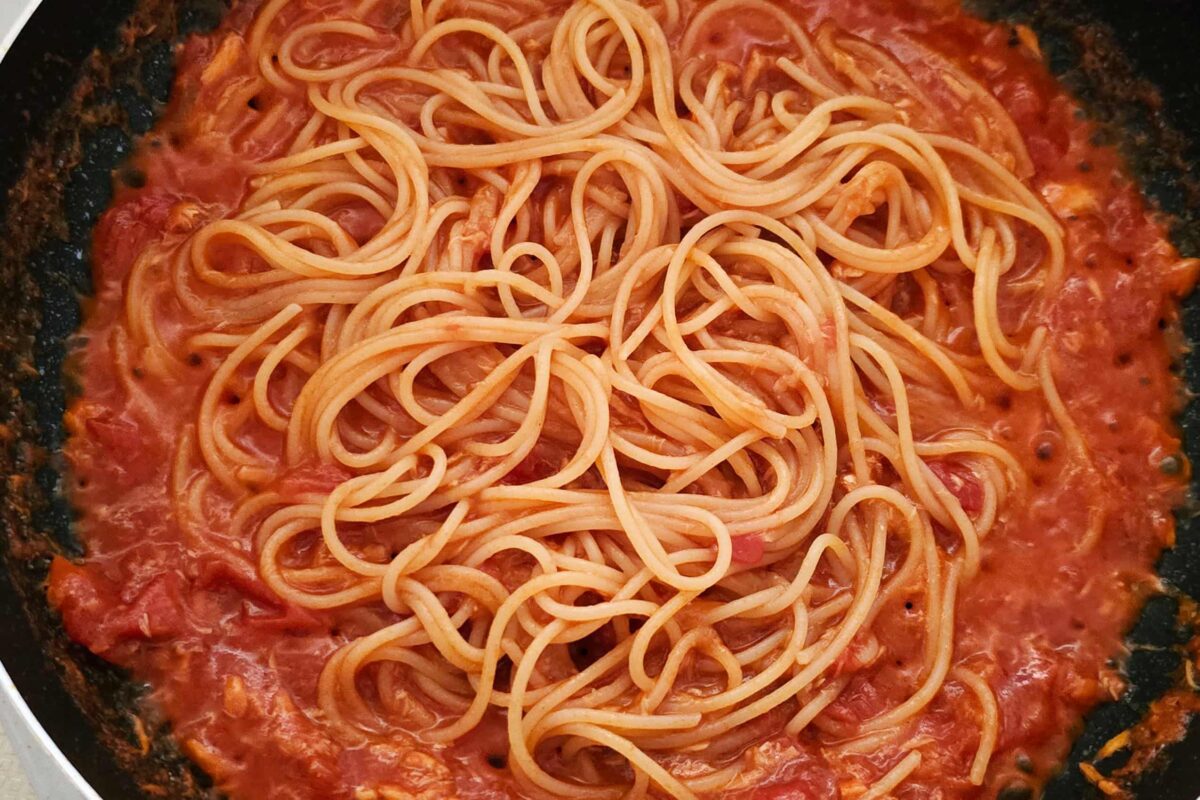 やる気1%でトマつなパスタ・煮込む